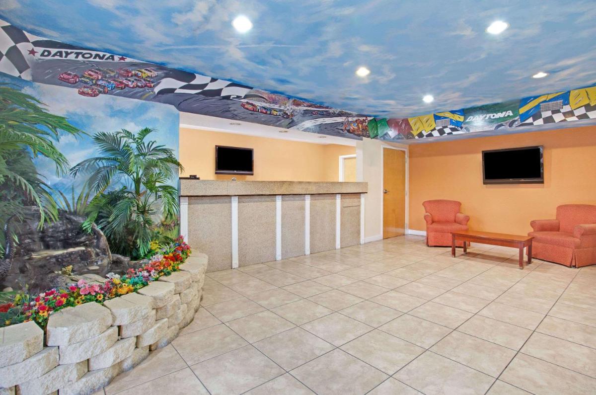 Super 8 by Wyndham Daytona Beach - image 2