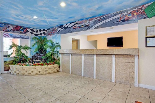 Super 8 by Wyndham Daytona Beach - image 3