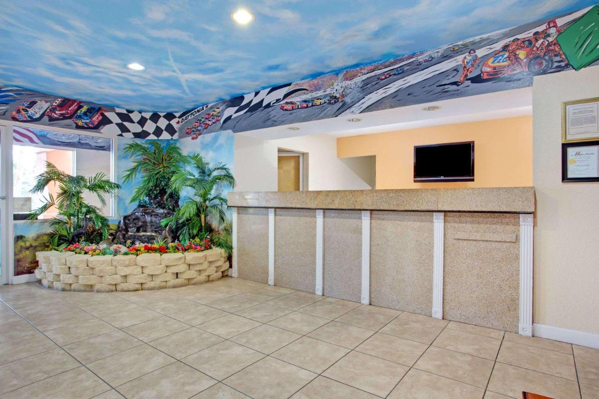 Super 8 by Wyndham Daytona Beach - image 3