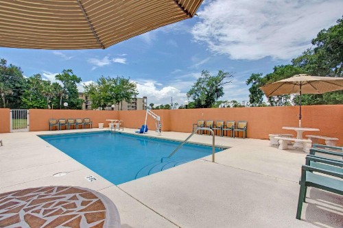Super 8 by Wyndham Daytona Beach - image 4