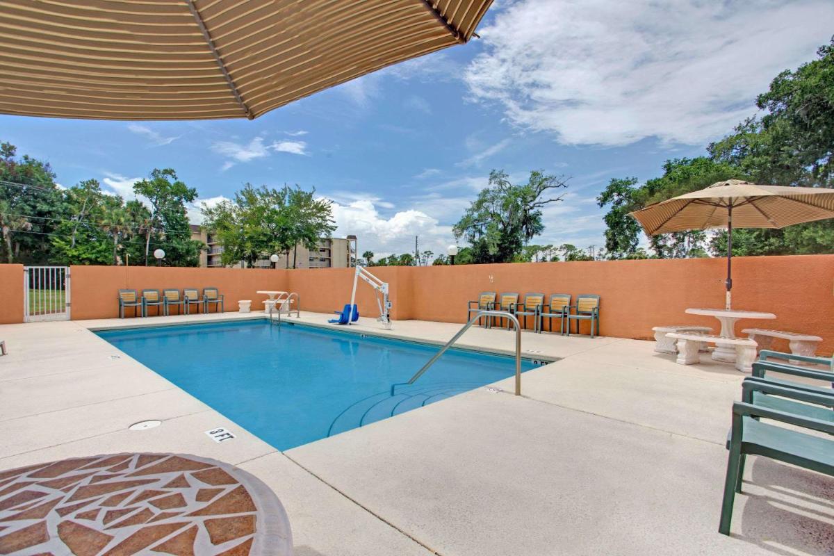 Super 8 by Wyndham Daytona Beach - image 4