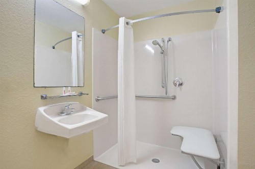 Super 8 by Wyndham Daytona Beach - image 6