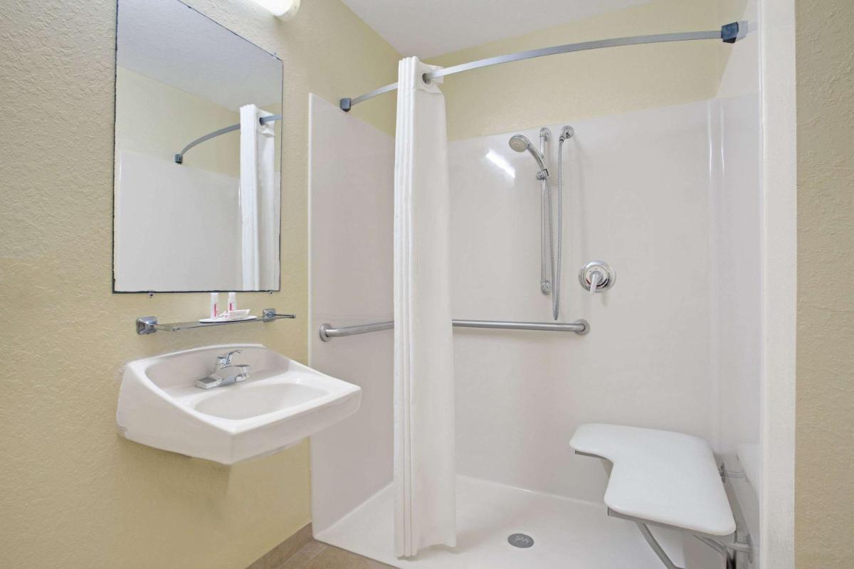 Super 8 by Wyndham Daytona Beach - image 6