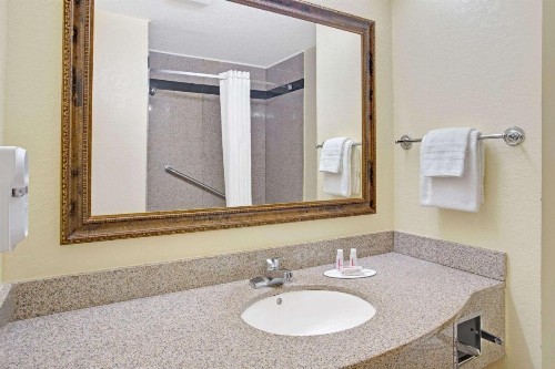 Super 8 by Wyndham Daytona Beach - image 7