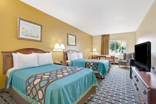 Super 8 by Wyndham Daytona Beach - image 9