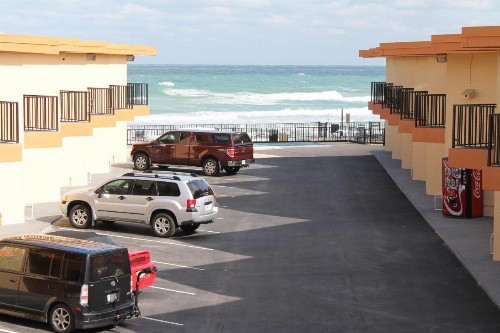 Grand Prix Motel Beach Front - image 13