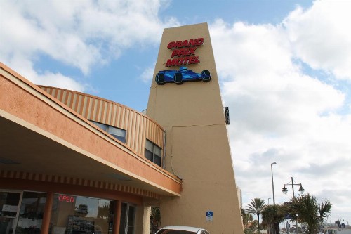 Grand Prix Motel Beach Front - image 18