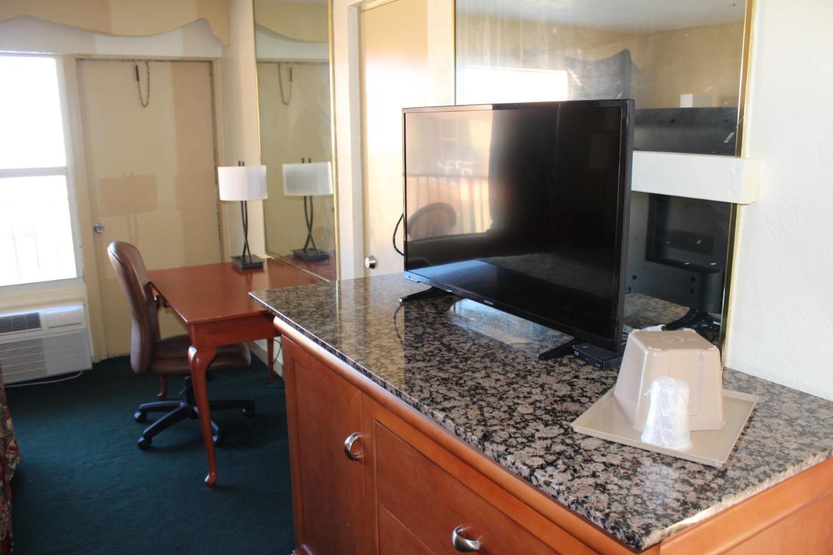 Grand Prix Motel Beach Front - image 6
