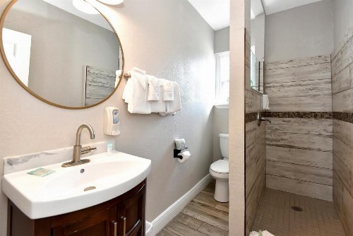 Shoreline Suites & Cabana Cottages – Beachfront - image 3