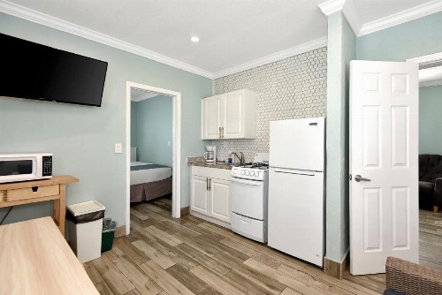 Shoreline Suites & Cabana Cottages – Beachfront - image 42