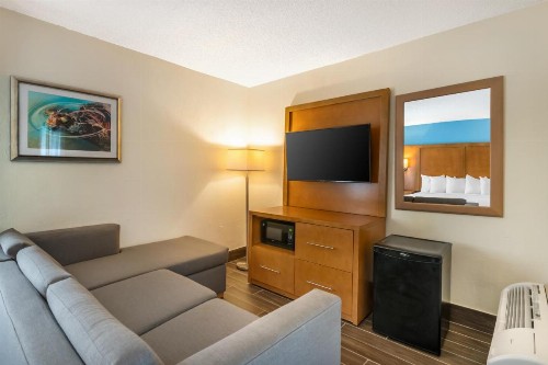 Tropical Winds Resort Hotel - image 13