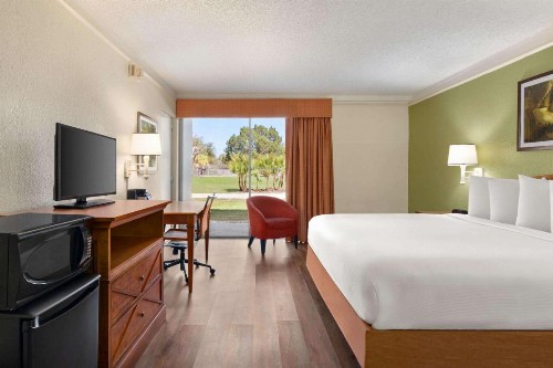 La Quinta Inn by Wyndham Daytona Beach/Intl Speedway - image 4
