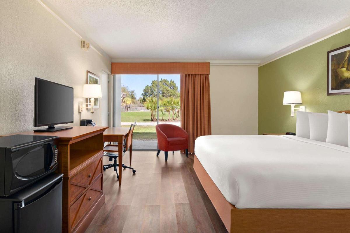 La Quinta Inn by Wyndham Daytona Beach/Intl Speedway - image 4