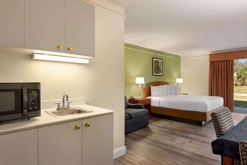 La Quinta Inn by Wyndham Daytona Beach/Intl Speedway - image 6