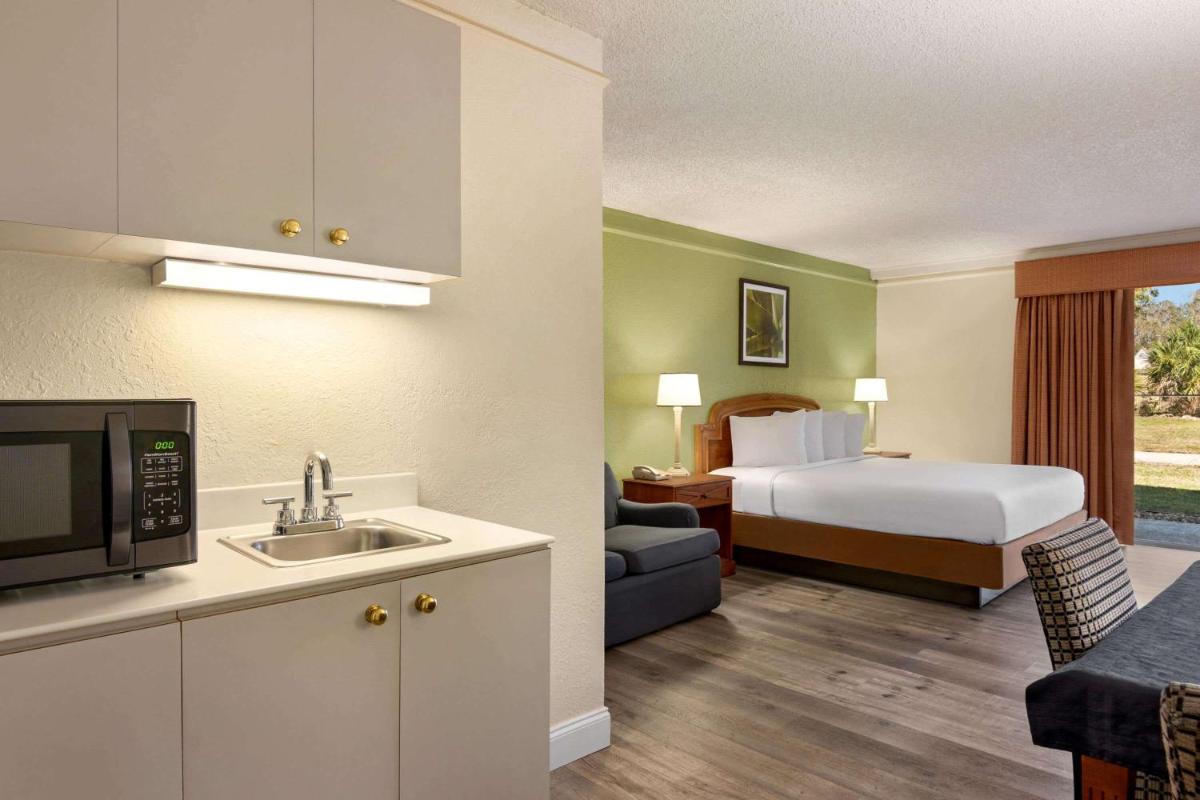 La Quinta Inn by Wyndham Daytona Beach/Intl Speedway - image 6