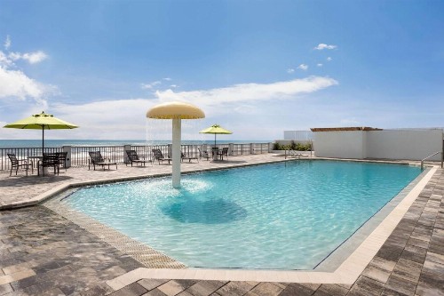 La Quinta by Wyndham Oceanfront Daytona Beach - image 10
