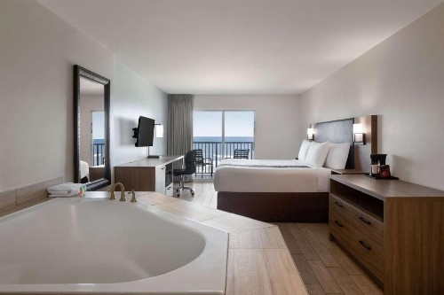 La Quinta by Wyndham Oceanfront Daytona Beach - image 28