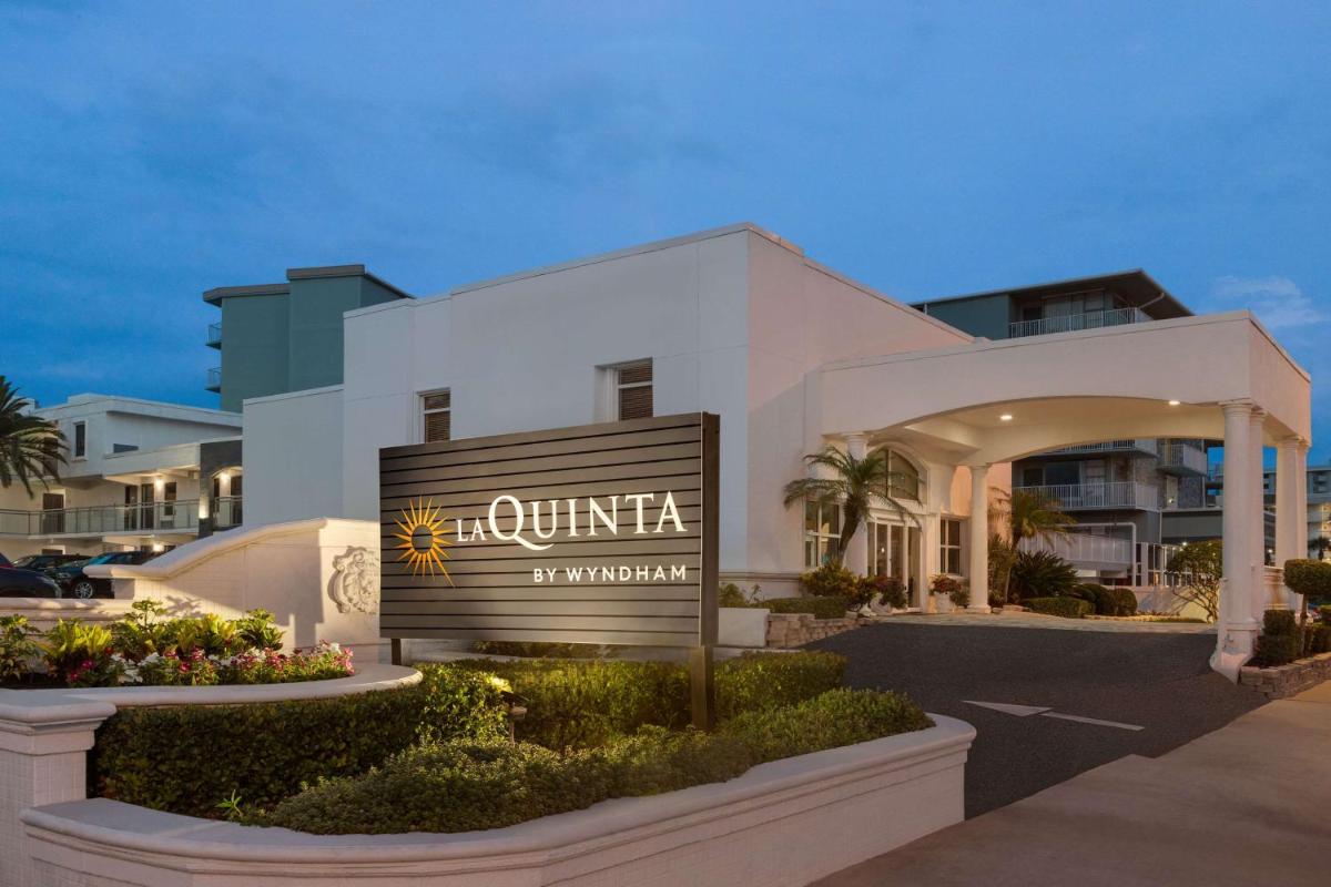 La Quinta by Wyndham Oceanfront Daytona Beach - image 3