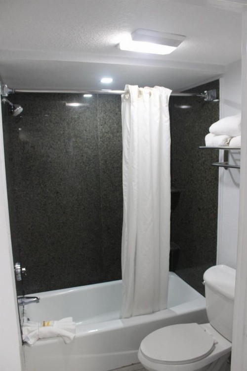 La Quinta by Wyndham Oceanfront Daytona Beach - image 41