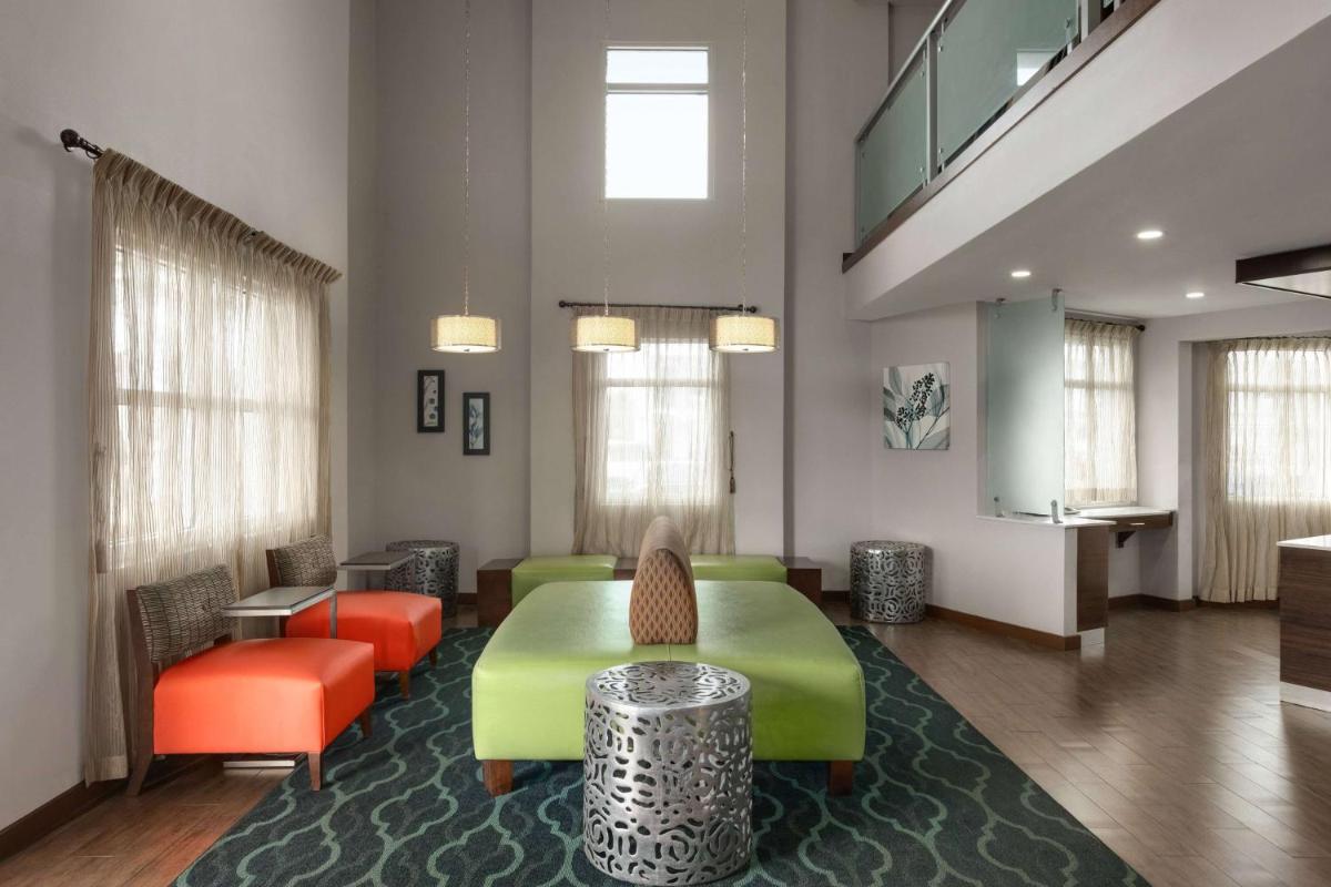La Quinta by Wyndham Oceanfront Daytona Beach - image 5
