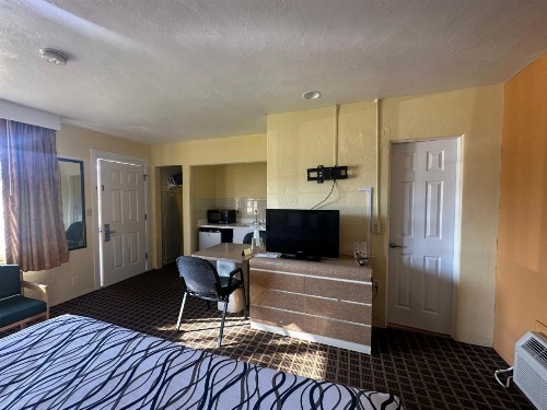 Super Inn Daytona Beach - image 12