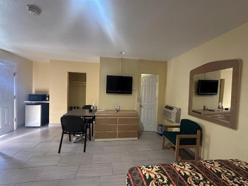Super Inn Daytona Beach - image 26