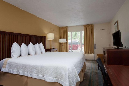 Days Inn by Wyndham Daytona Beach Speedway - image 11