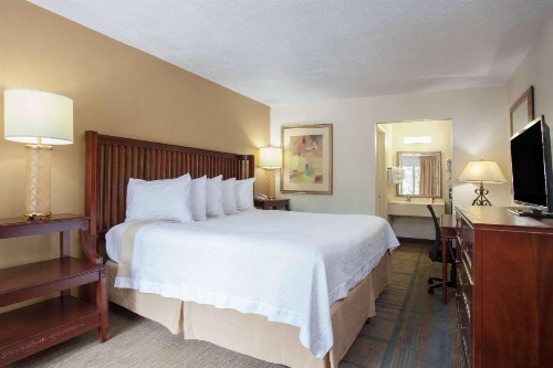 Days Inn by Wyndham Daytona Beach Speedway - image 12