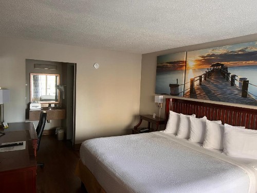 Days Inn by Wyndham Daytona Beach Speedway - image 2