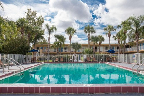 Days Inn by Wyndham Daytona Beach Speedway - image 5