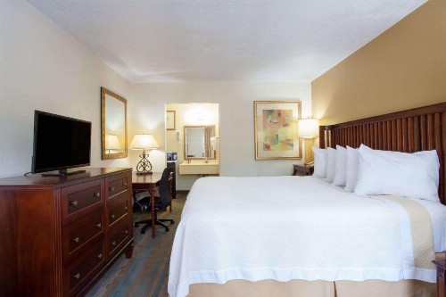 Days Inn by Wyndham Daytona Beach Speedway - image 7
