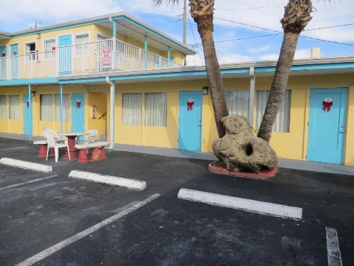 Skyway Motel - image 10