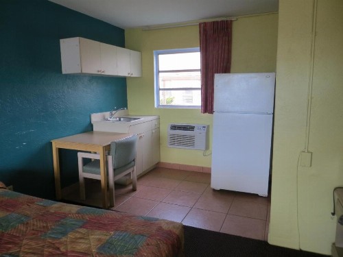 Skyway Motel - image 6