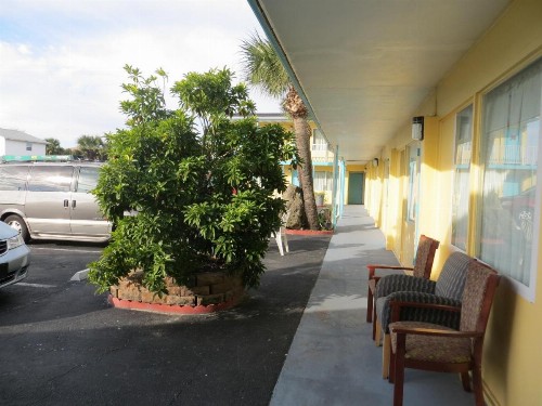 Skyway Motel - image 9