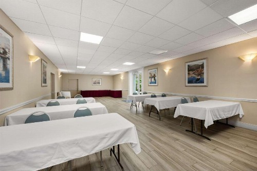 Comfort Inn Oceanside Deerfield Beach - image 24