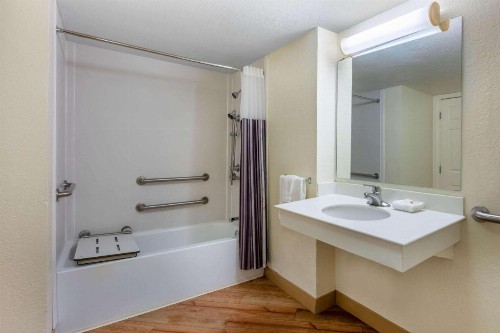 La Quinta Inn by Wyndham Deerfield Beach I-95 at Hillsboro E - image 10