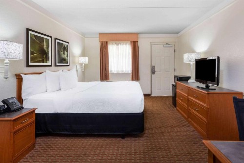 La Quinta Inn by Wyndham Deerfield Beach I-95 at Hillsboro E - image 19