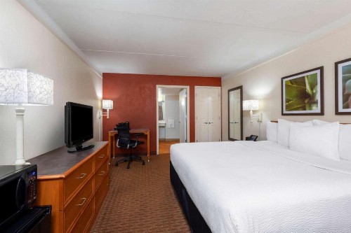 La Quinta Inn by Wyndham Deerfield Beach I-95 at Hillsboro E - image 35