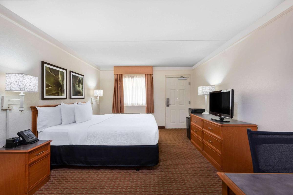 La Quinta Inn by Wyndham Deerfield Beach I-95 at Hillsboro E - image 4
