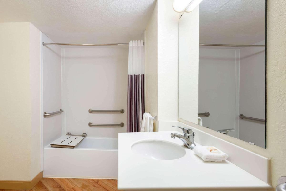 La Quinta Inn by Wyndham Deerfield Beach I-95 at Hillsboro E - image 5