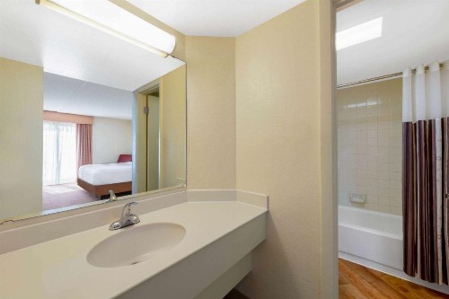 La Quinta Inn by Wyndham Deerfield Beach I-95 at Hillsboro E - image 7