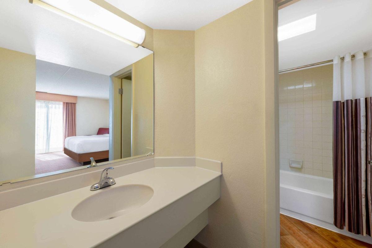 La Quinta Inn by Wyndham Deerfield Beach I-95 at Hillsboro E - image 7