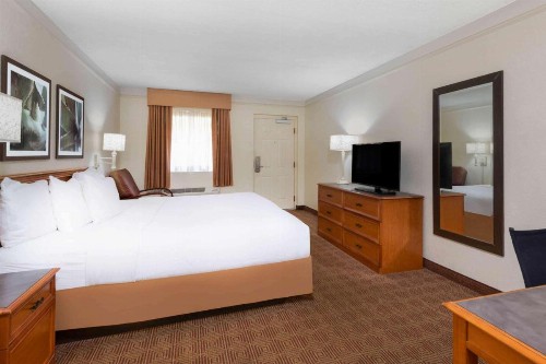 La Quinta Inn by Wyndham Deerfield Beach I-95 at Hillsboro E - image 9
