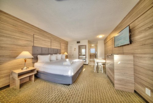 Club Lux Resort By The Beach - image 2