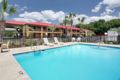 Super 8 by Wyndham Defuniak Springs - image 3