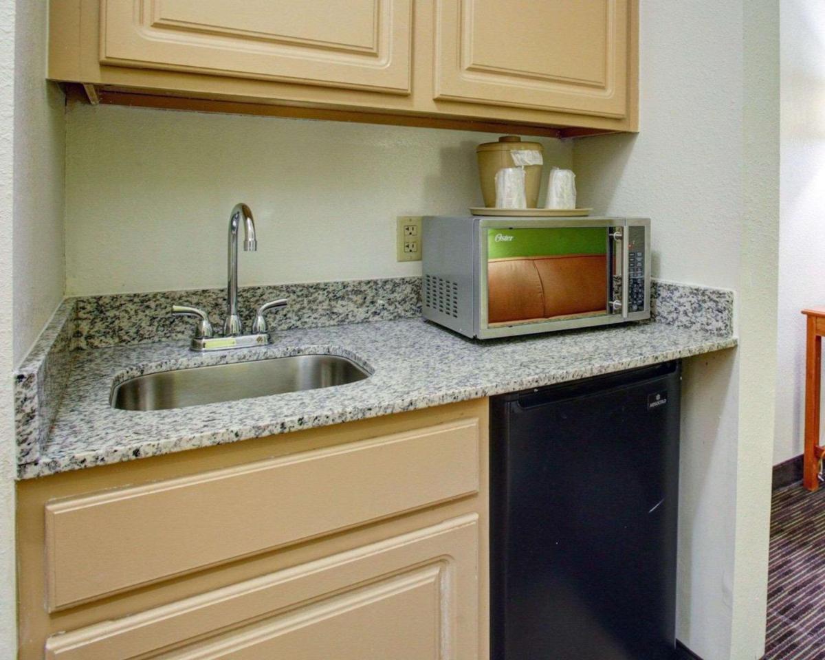 Quality Inn & Suites Airport - image 5