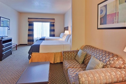 Holiday Inn Express Delano Highway 99 an IHG Hotel - image 11