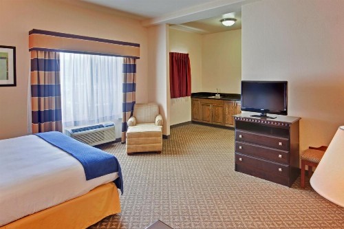 Holiday Inn Express Delano Highway 99 an IHG Hotel - image 12