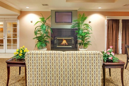 Holiday Inn Express Delano Highway 99 an IHG Hotel - image 13