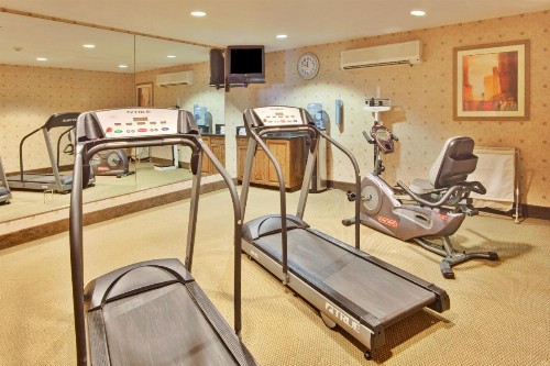 Holiday Inn Express Delano Highway 99 an IHG Hotel - image 18